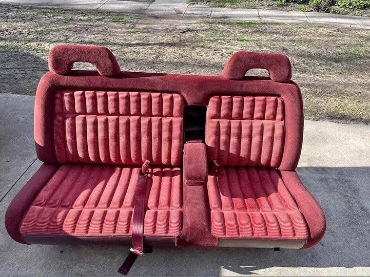 88-94 Obs Chevy & GMC Silverado Red bench seats. In very perfect conditions. 
